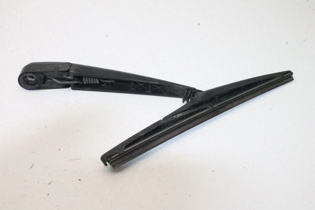 Rear wiper blade arm
