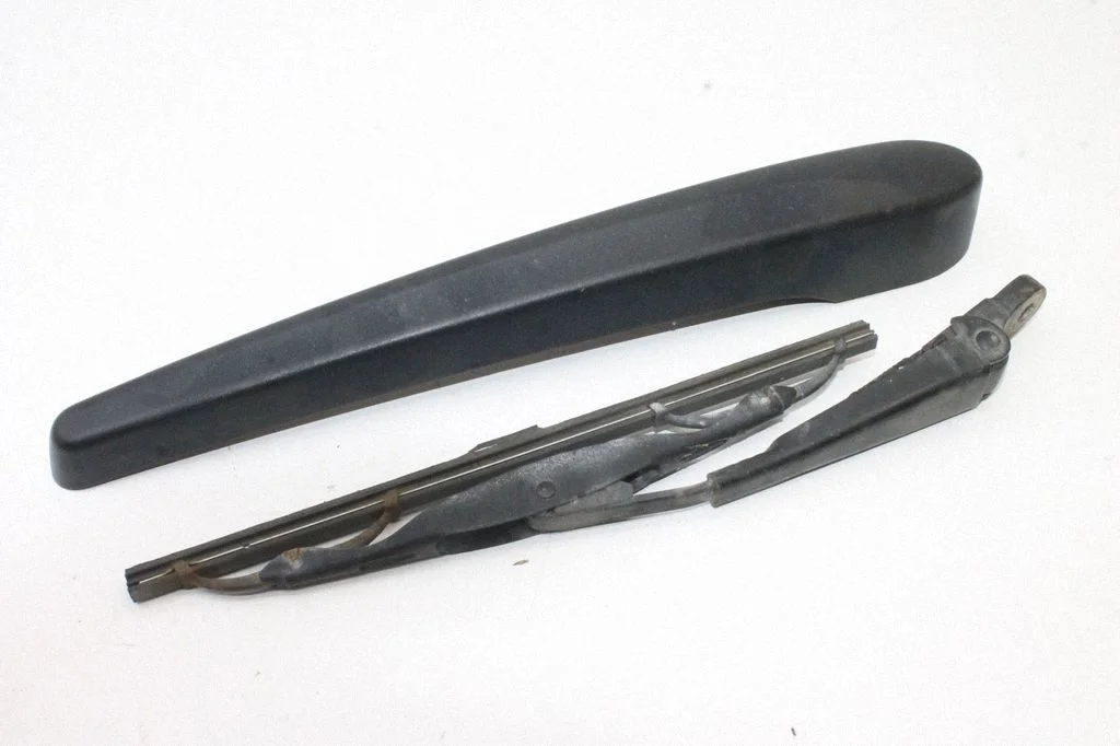 Rear wiper blade arm