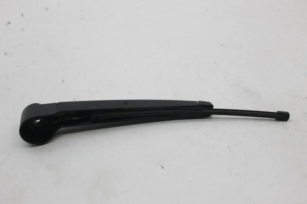 Rear wiper blade arm