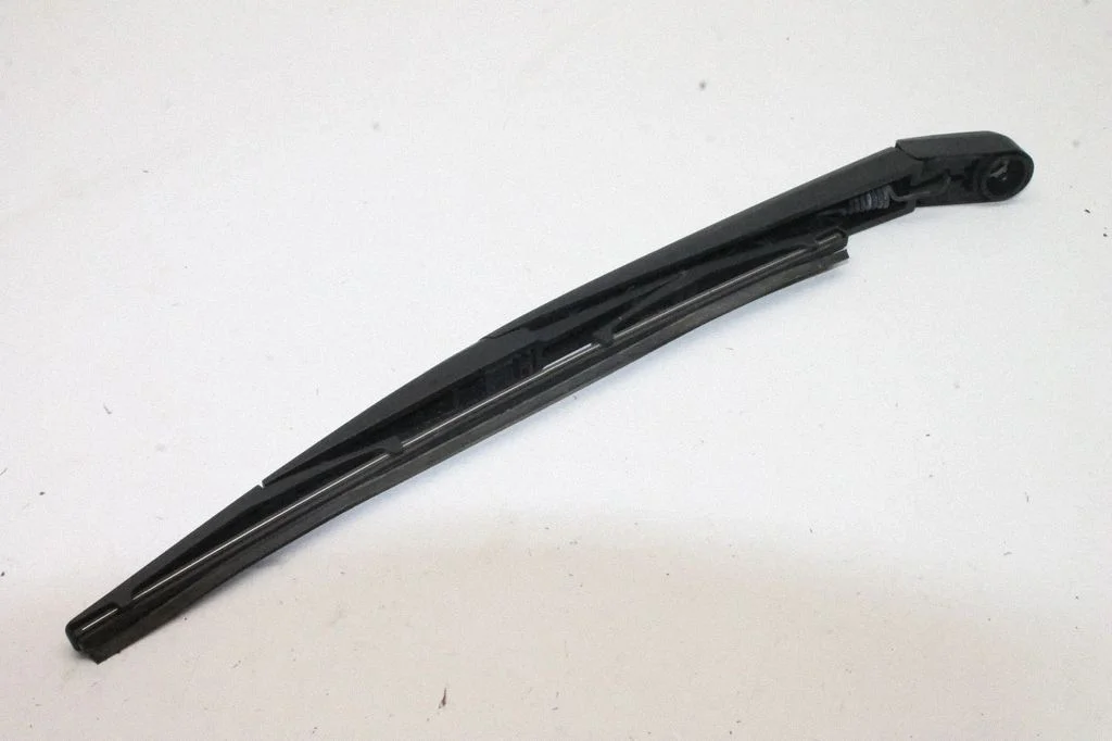 Rear wiper blade arm