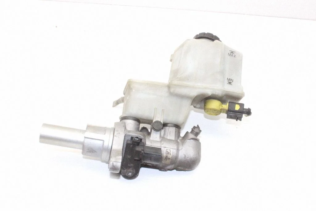 Master brake cylinder 8V2611021A