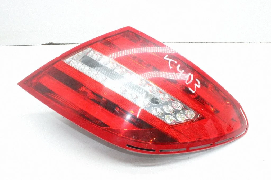 Aizmugurējais lukturis virsbūvē – Mercedes-Benz C klase AMG W204 (2007-2014)