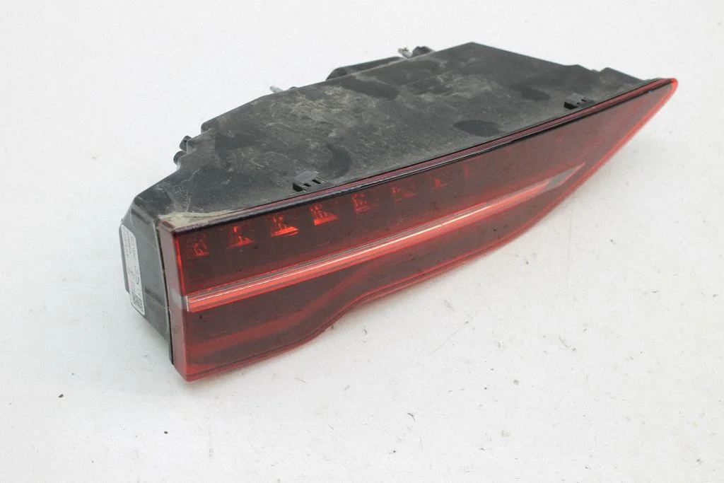 Tailgate rear/tail lights J9D313A421CB