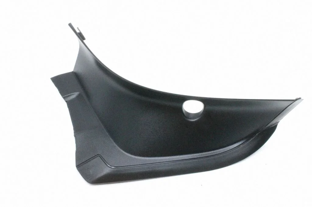 Rear/tail light trim molding 32228375