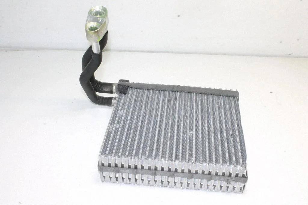 Krāsniņas radiators – Volvo C30 (2010-2013)