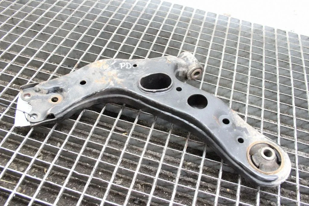 Front lower control arm/wishbone – Toyota RAV 4 (XA40) (2012-2018)