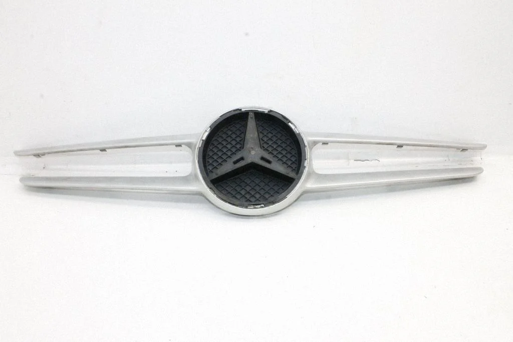Esistange ülemine radiaatorivõre – Mercedes-Benz C-klass W205 (2014-2021)