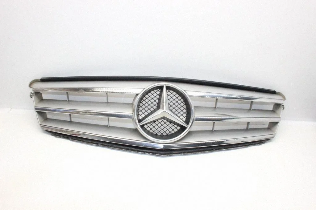 Esistange ülemine radiaatorivõre – Mercedes-Benz C-klass AMG W204 (2007-2014)