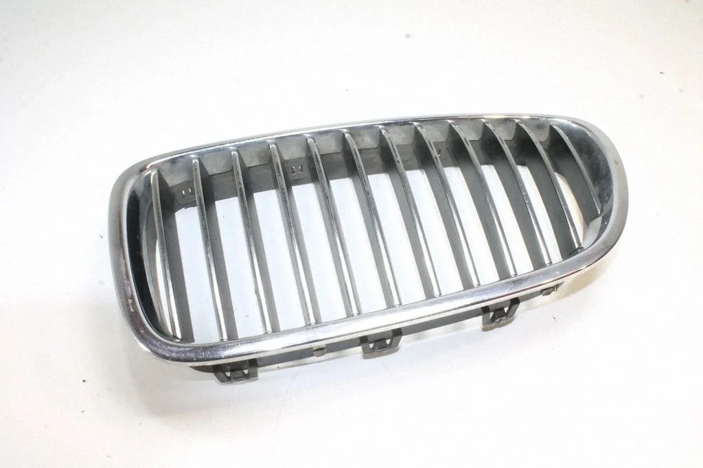 Esistange ülemine radiaatorivõre – BMW 5-seeria F10 F11 (2009-2016)
