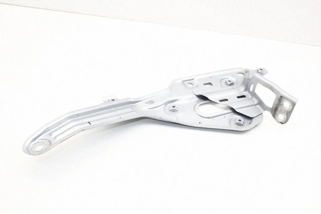 Fender mounting bracket 631467979R