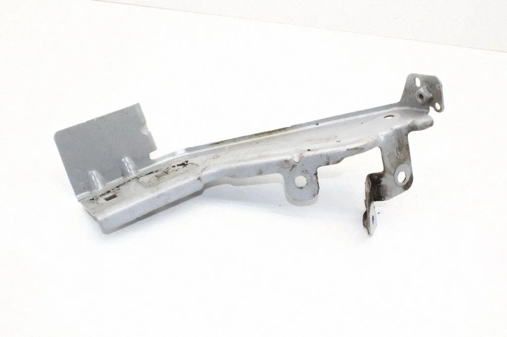 Fender mounting bracket 631431403R