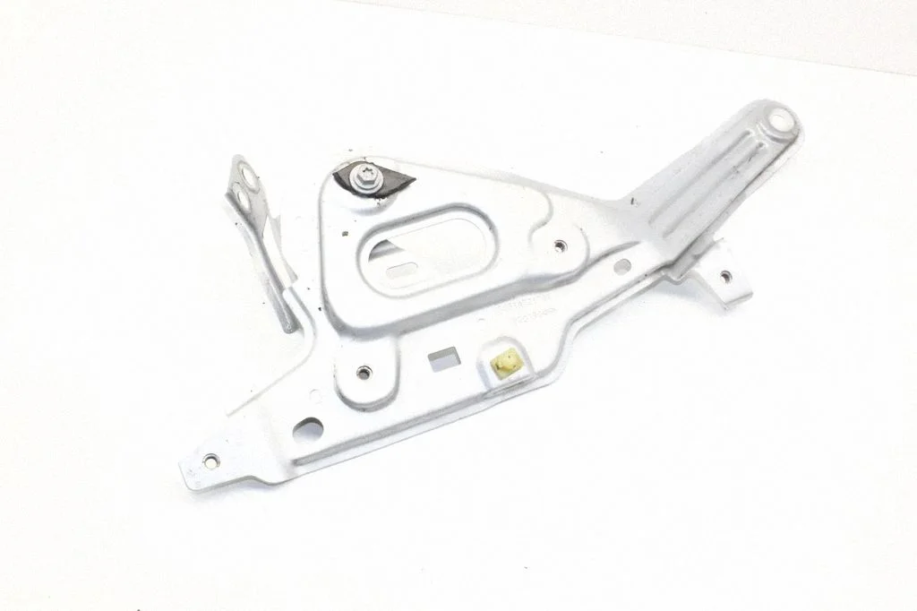 Fender mounting bracket 631472178R