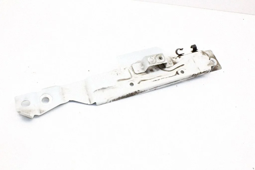 Fender mounting bracket – Volvo S90, V90 (2016-)