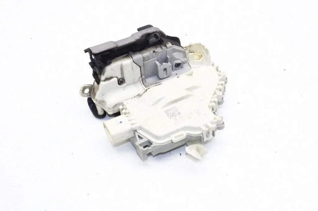 Zamek drzwi przednich 8X2837016