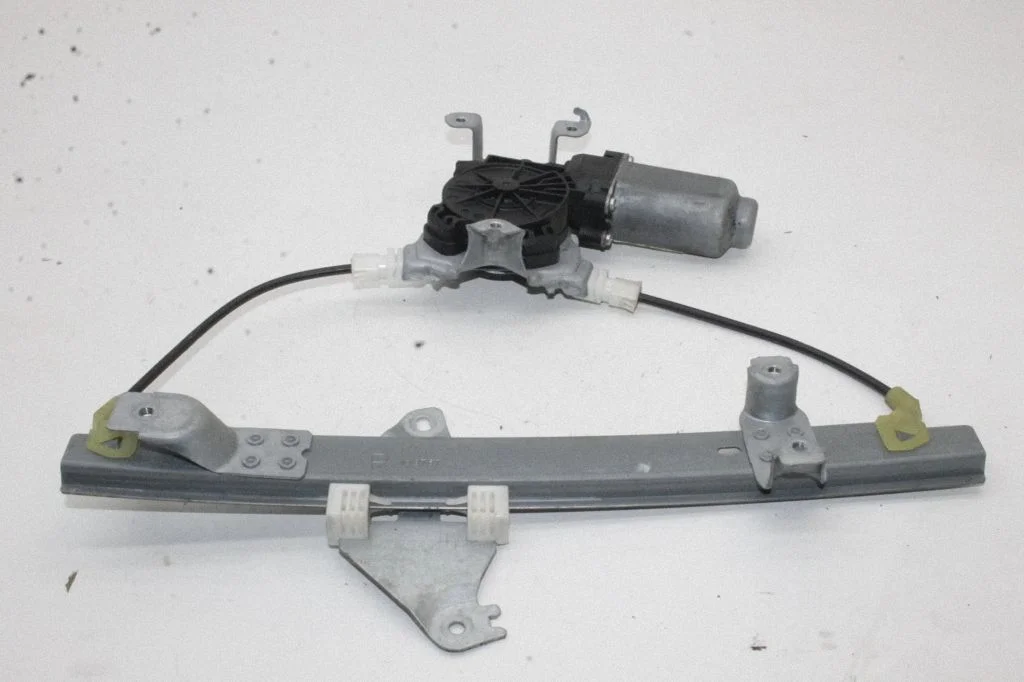Rear window lifting mechanism without motor – Nissan Qashqai (2010-2014)