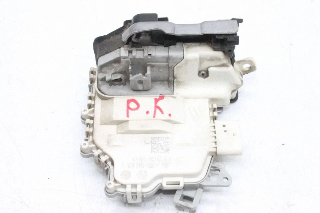 Priekšējā slēdzene (pie roktura) 8J2837015D