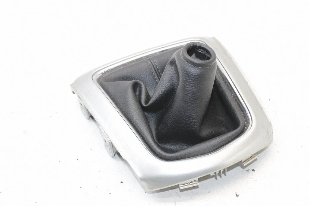 Ramka dźwigni zmiany biegów (plastikowa) 969354EA0A