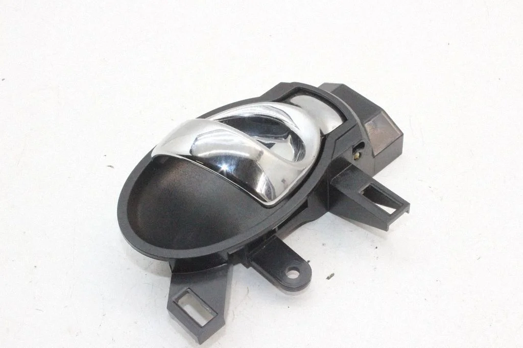 Rear door interior handle – Nissan Juke I F15 (2010-2018)