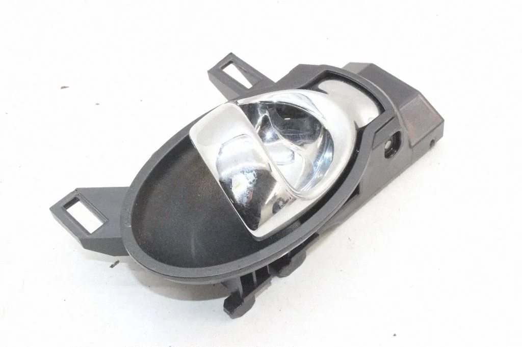 Rear door interior handle – Nissan Juke I F15 (2010-2018)