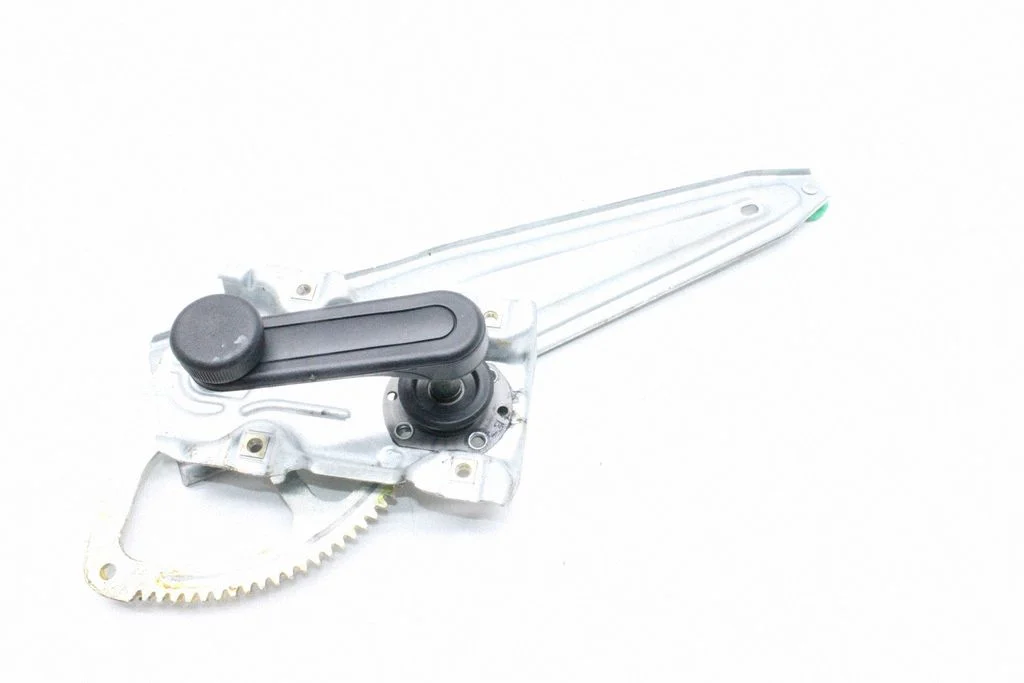 Aizmugurējā el. loga pacēlāja mehānisms bez motoriņa – Toyota Yaris (2015-)