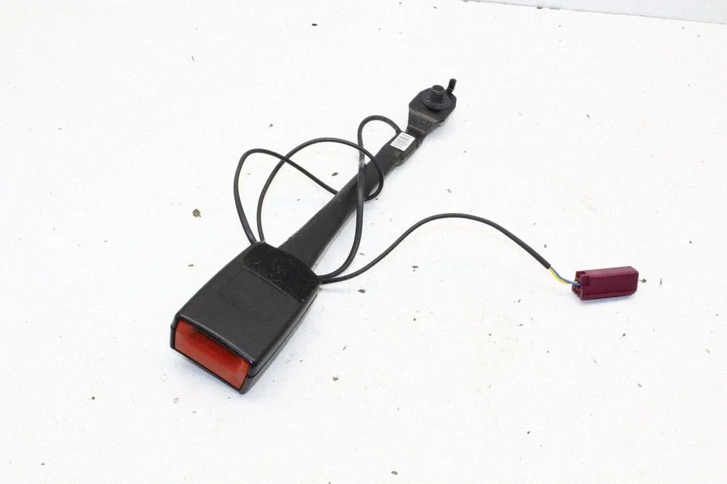 Front seatbelt buckle – Ford Focus (2010-2017)