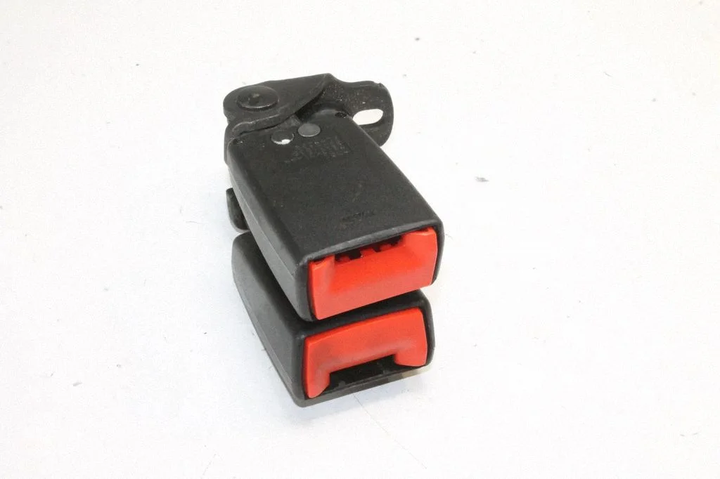 Middle seatbelt buckle (rear) – Ford Kuga I (2008-2012)