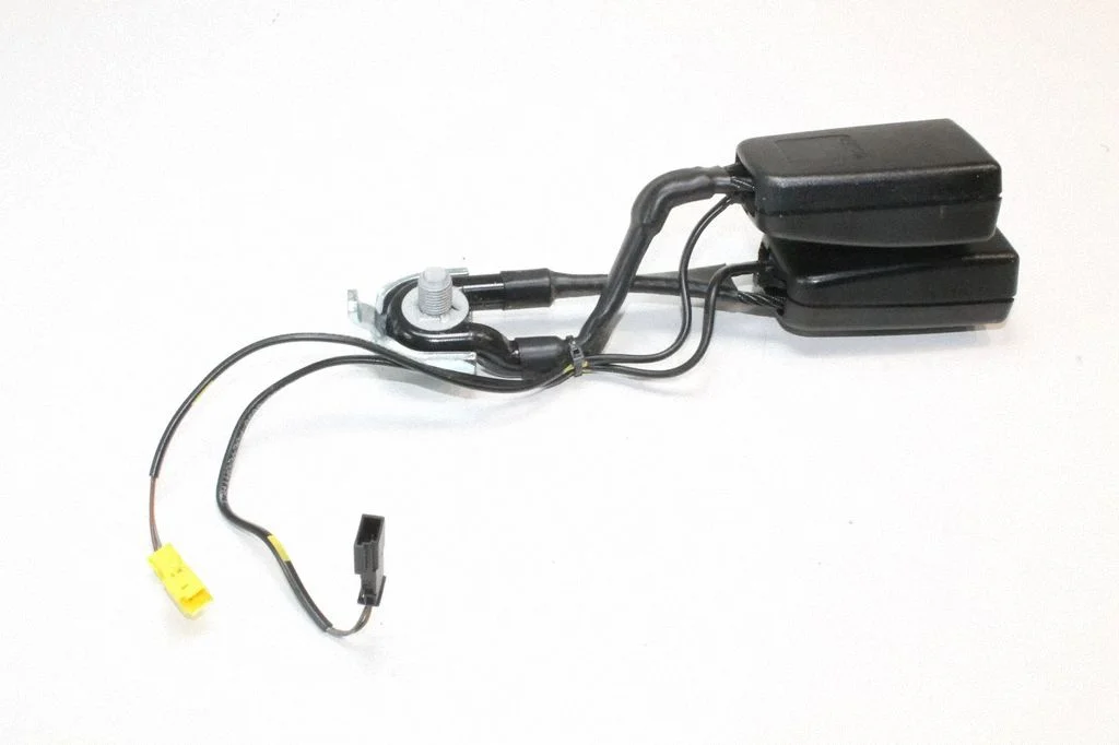 Middle seatbelt buckle (rear) – Mercedes-Benz S-Class W221 (2005-2013)