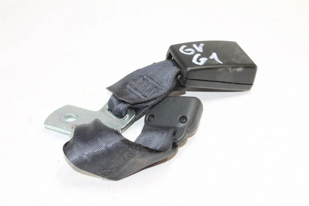 Middle seatbelt buckle (rear)