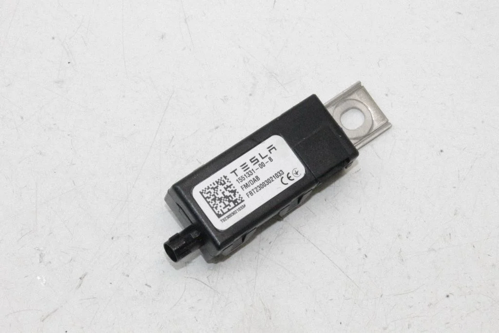 Aerial antenna amplifier – Tesla Model Y (2020-)