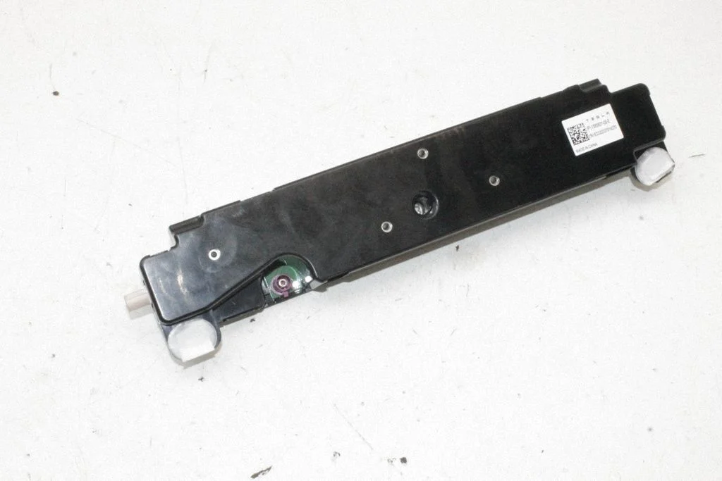 Aerial antenna amplifier – Tesla Model Y (2020-)