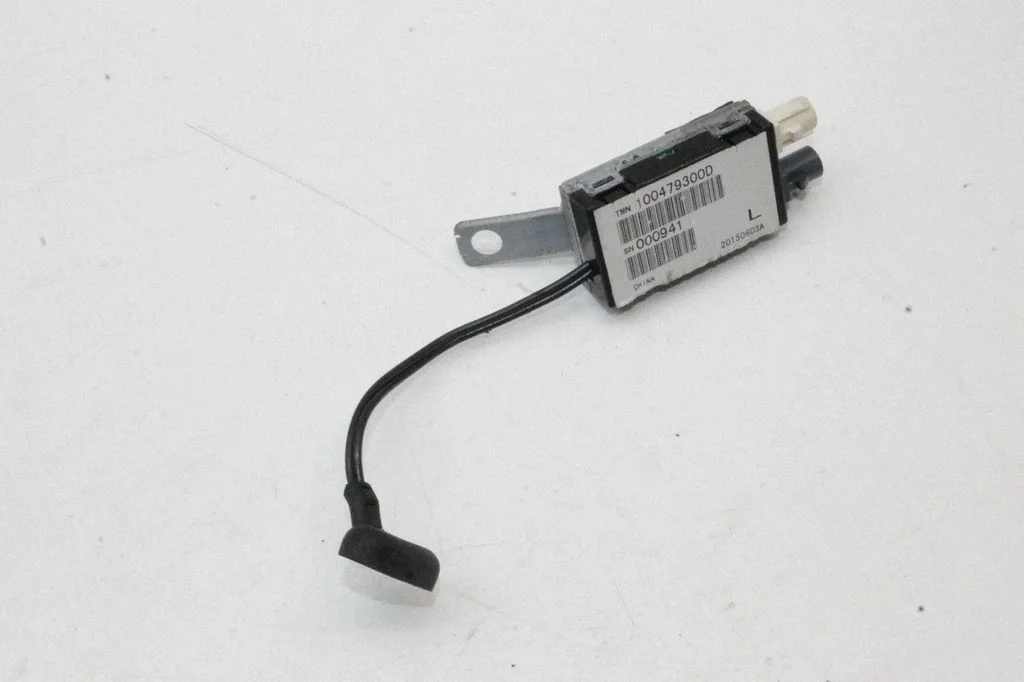 Aerial antenna amplifier – Tesla Model S (2012-)