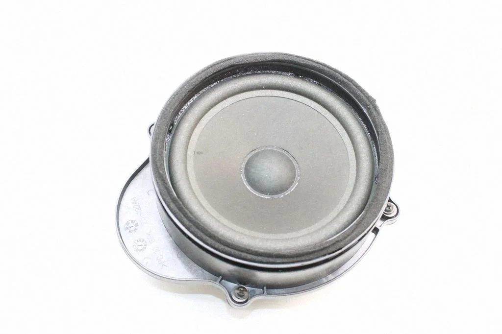 Skaļrunis (-ņi) priekšējās durvīs XQM500300