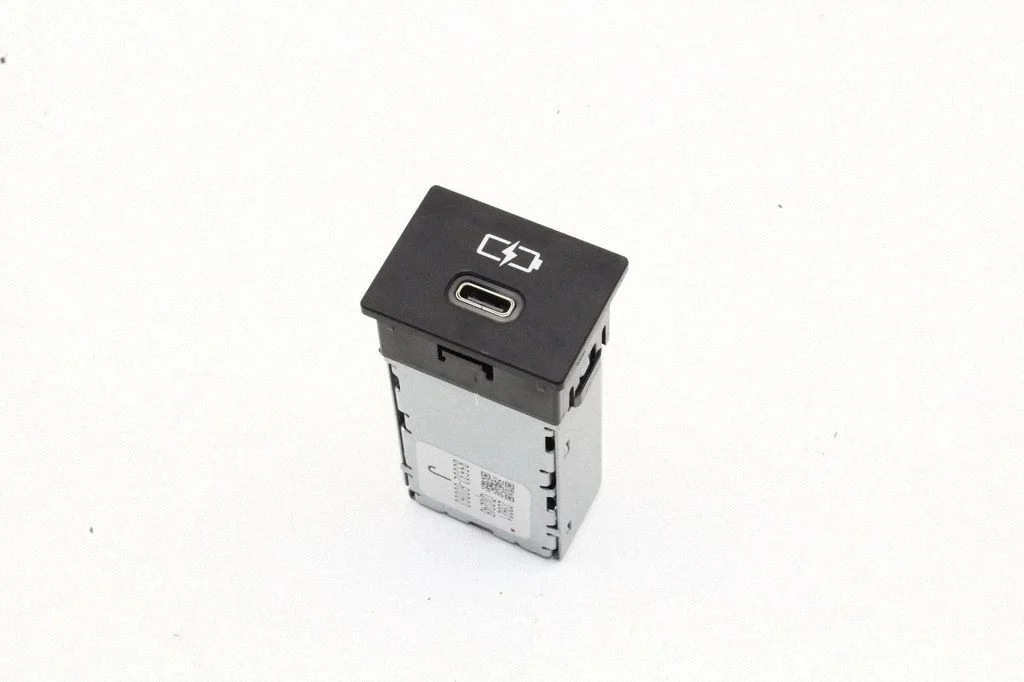USB-pesa – Toyota bZ4X (2022-)