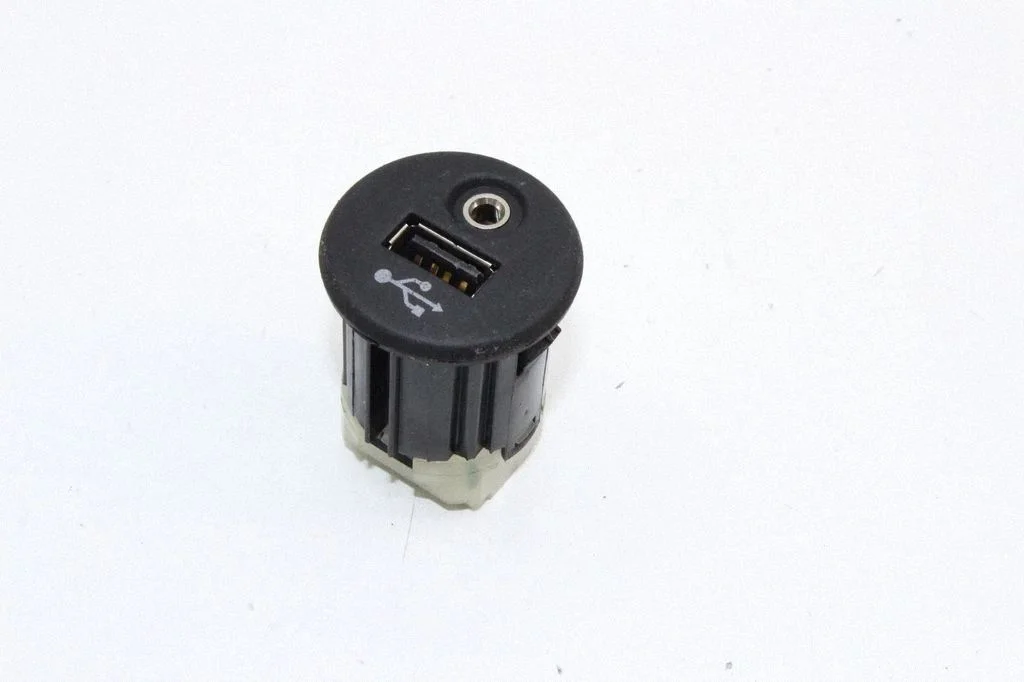 USB ligzda – Nissan Juke I F15 (2010-2018)