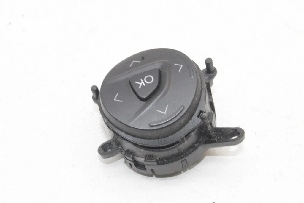 Steering wheel buttons/switches – Ford Focus (2010-2017)