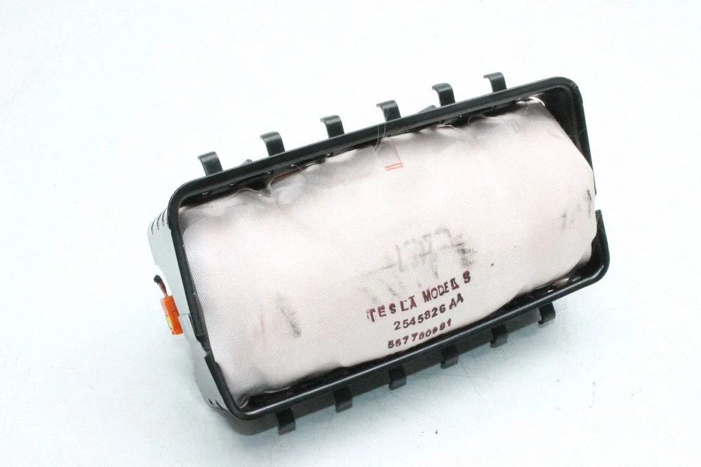 Passenger airbag – Tesla Model S (2012-)