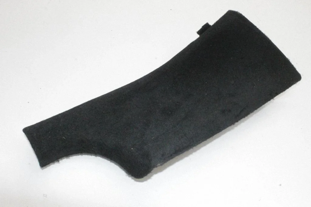 (C) statņa apdare – Tesla Model Y (2020-)