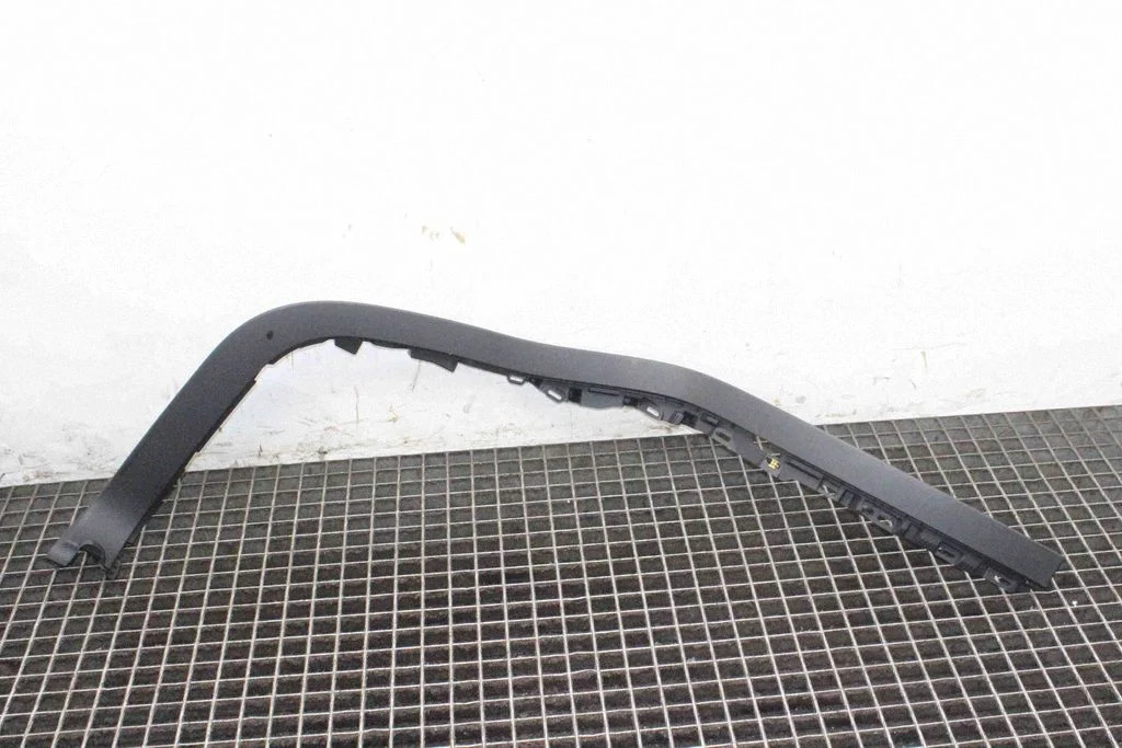 (C) pillar trim – Tesla Model X (2015-)