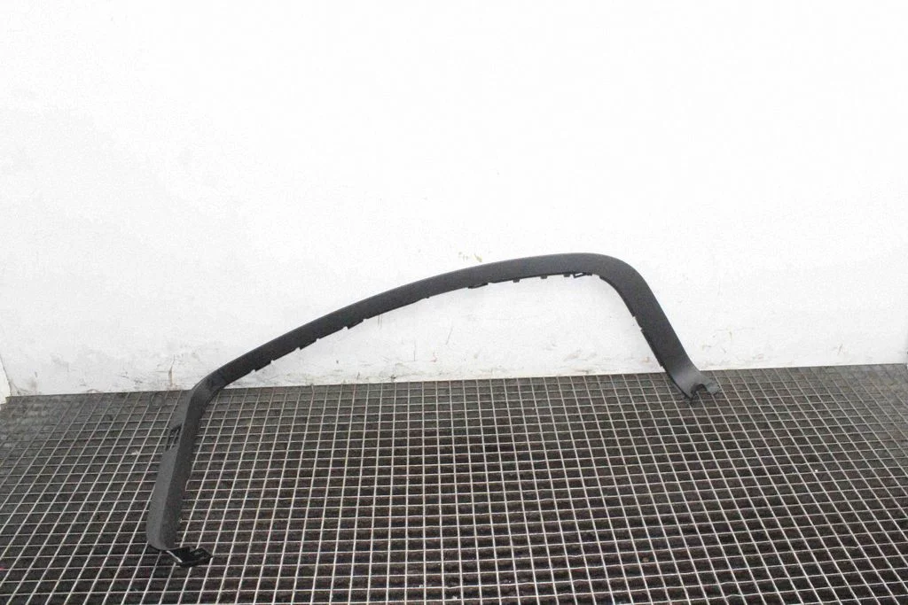 (C) pillar trim – Tesla Model X (2015-)