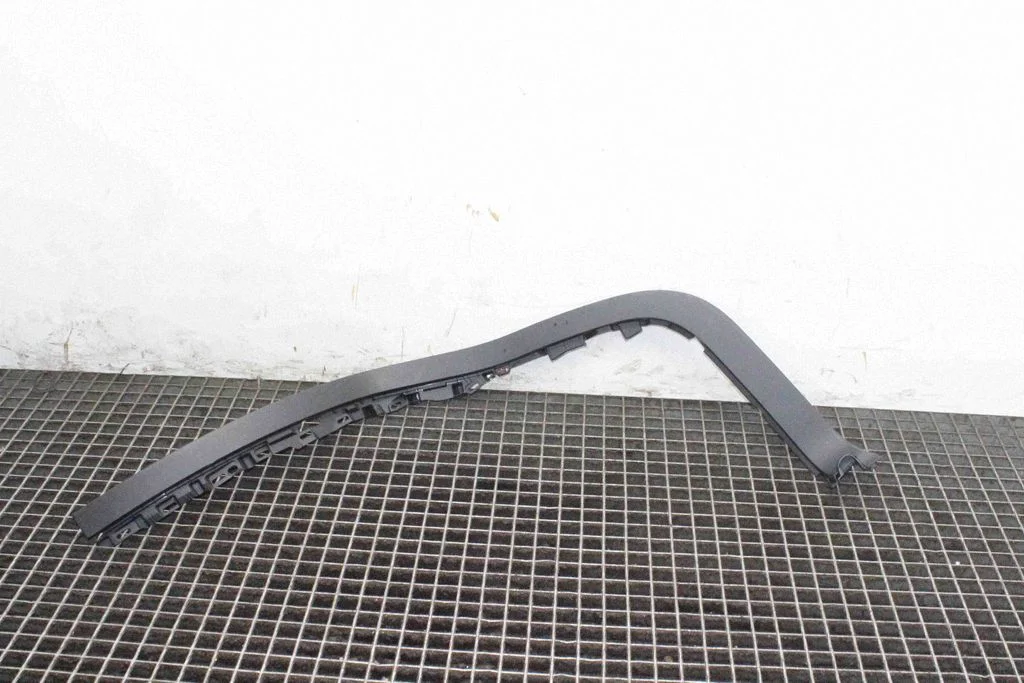 (C) pillar trim – Tesla Model X (2015-)