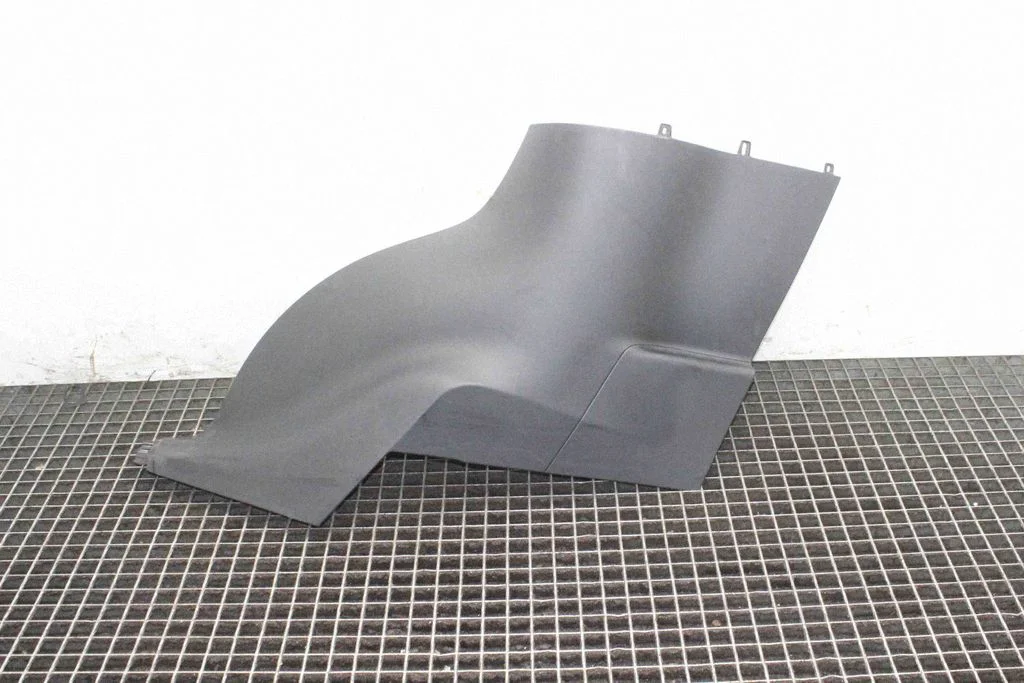 (C) pillar trim – Tesla Model X (2015-)