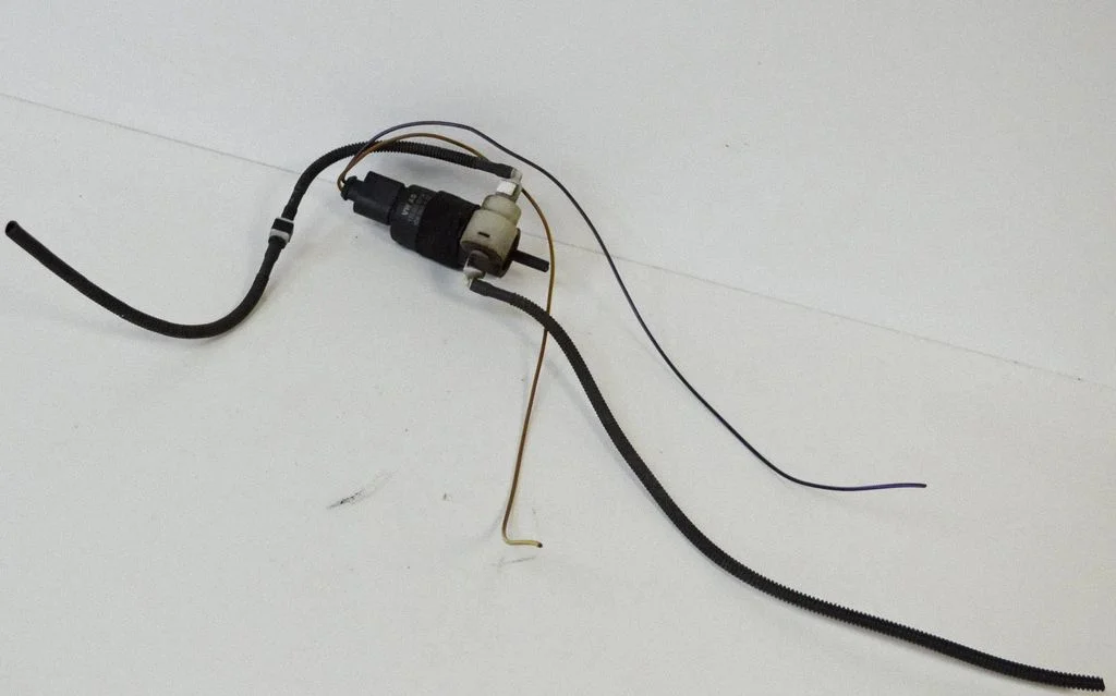 Klaasipesuvedeliku pump (klaaside) 1T0955651A