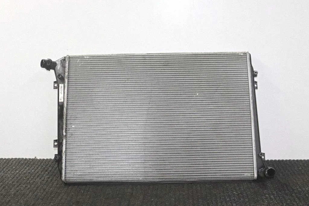 Jahutusvedeliku radiaator 1K0121251BL