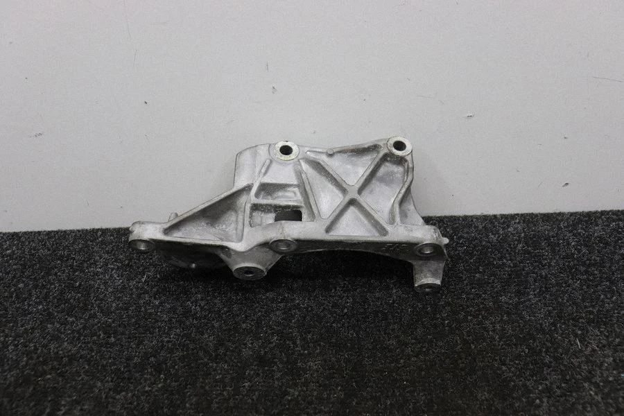 Engine mounting bracket – right