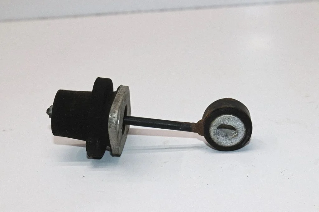 Mootori kinnituskronstein 4M0199870AM