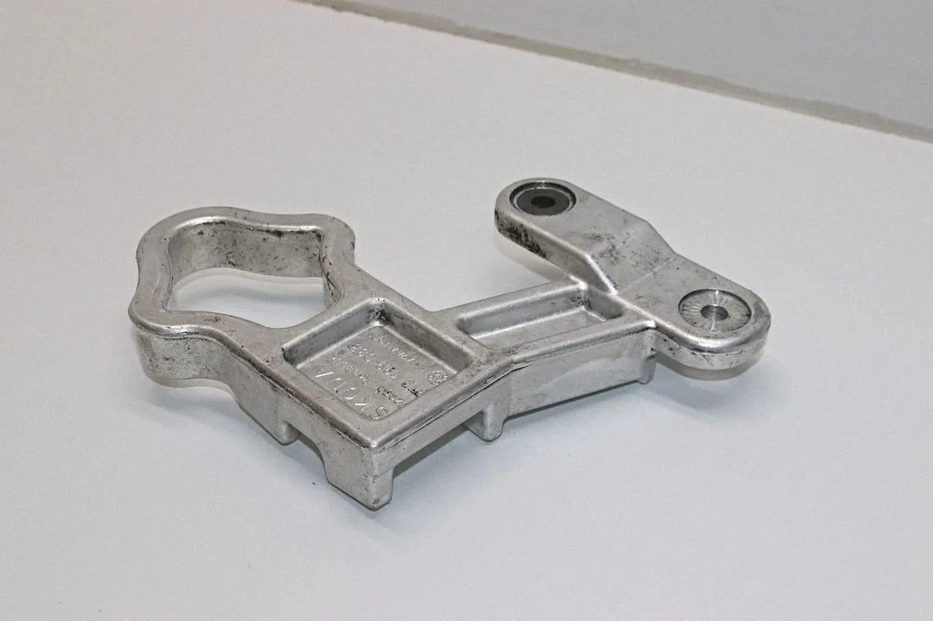 Mootori kinnituskronstein 3T0199083