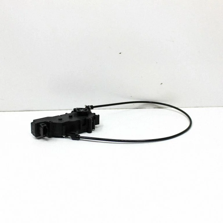 Aizmugurējā vāka piesaistes motors 6NW00942479