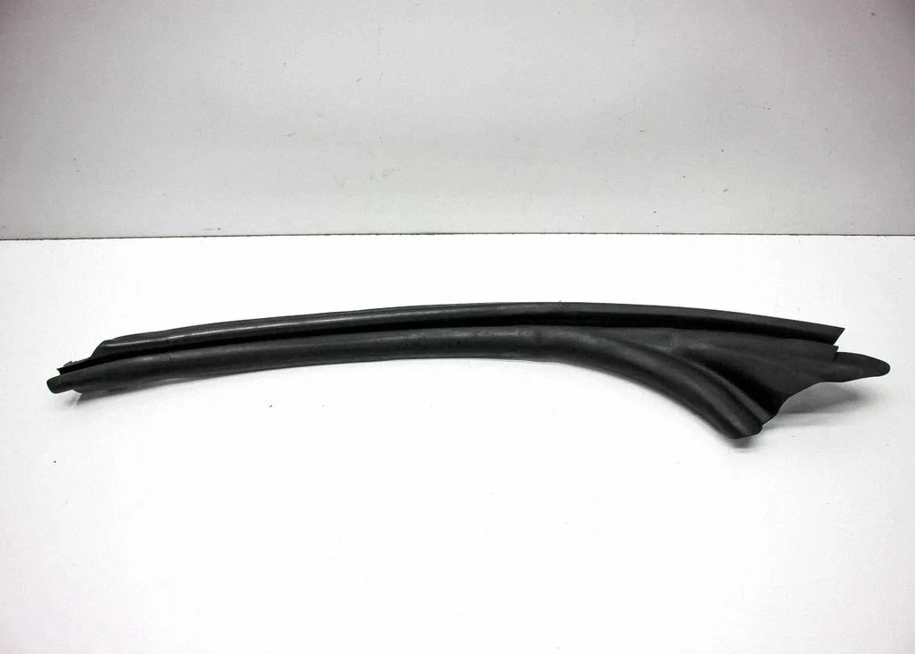 Front door rubber seal 8W7831722B