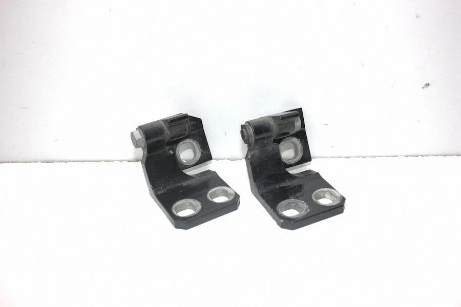 Aizmugurējā augšējā eņģe A048903