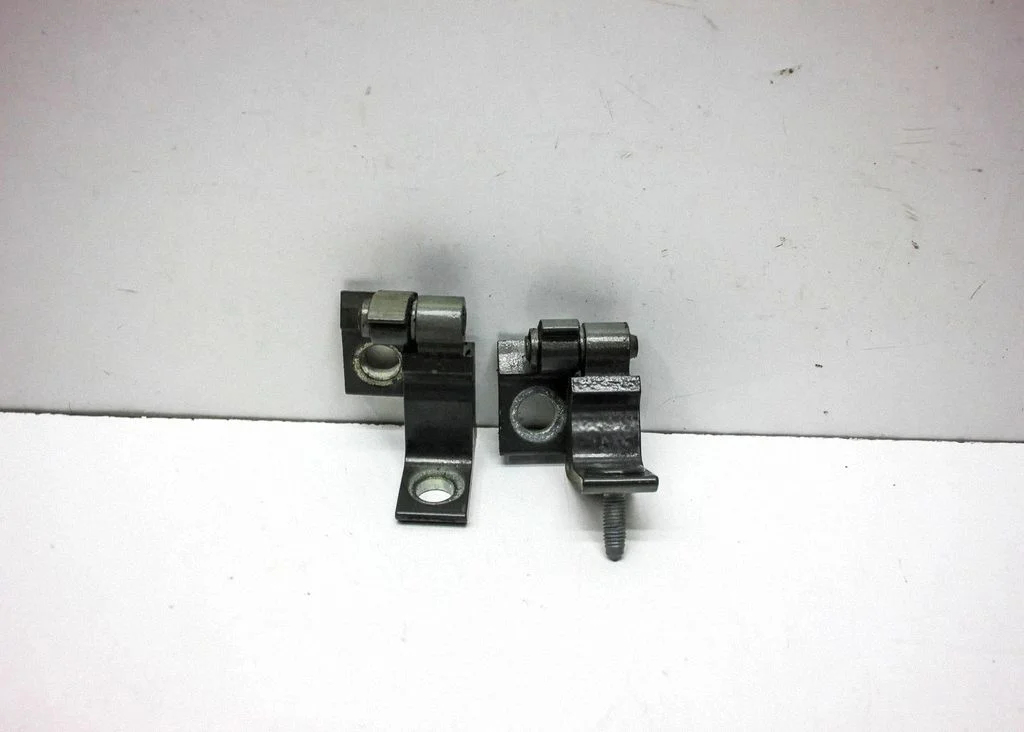 Tagaukse hingede komplekt 8W0833404E